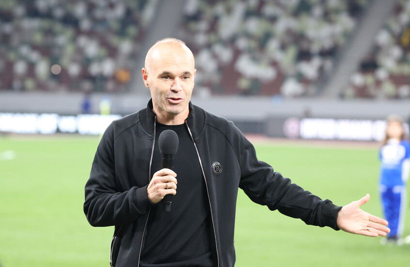 إنييستا يكشف عن قرار تاريخي في حفل ضخم