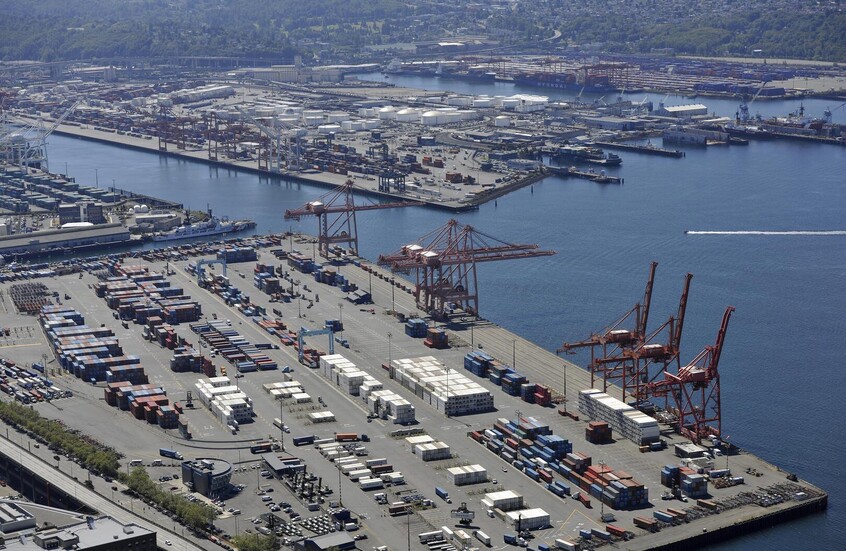 إضراب عمالي يشل عشرات الموانئ ويوجه "ضربة موجعة" لاقتصاد الولايات المتحدة