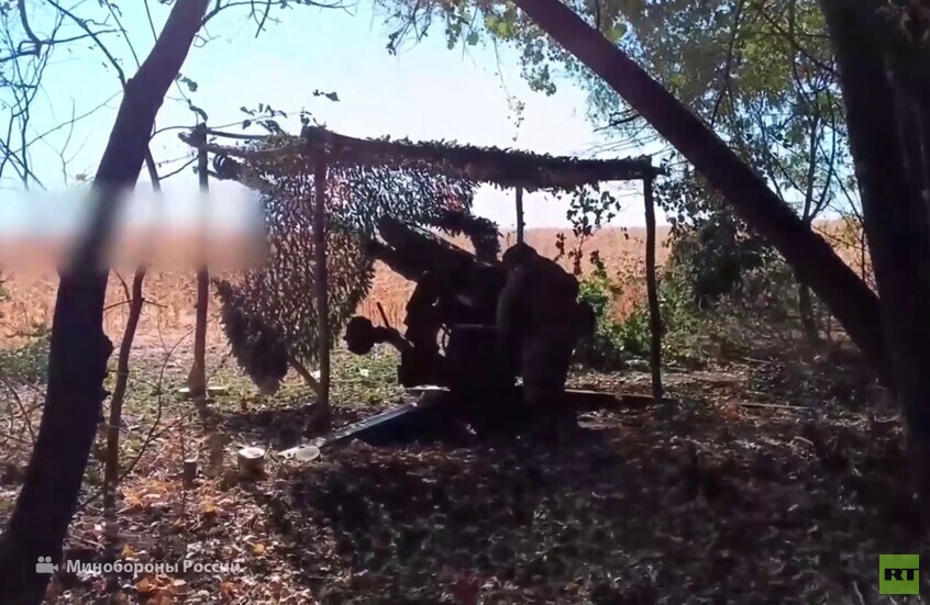 مدفع هاوتزر الروسي "D-30" يشنُّ قصفًا على مواقع أوكرانية في المنطقة الحدودية لمقاطعة كورسْك