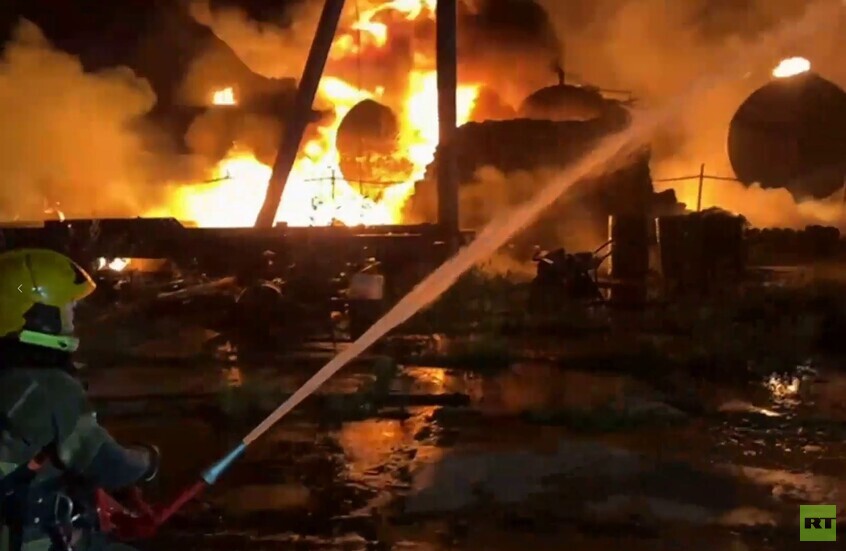 حريق هائل يندلع في مستودع نفط بمنطقة بيرم الروسية