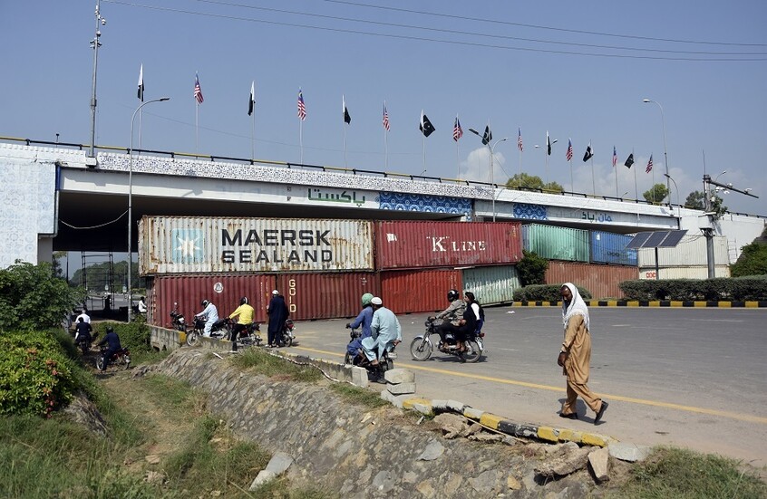 باكستان.. إغلاق إسلام آباد وتعليق خدمات الهاتف لمنع تجمع حاشد لأنصار رئيس الوزراء السابق عمران خان