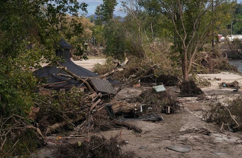 سيناتور أمريكي: واشنطن أدارت ظهرها للأمريكيين في أحلك لحظاتهم بعد عاصفة "هيلين"