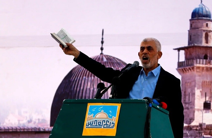 إسرائيل تدرس "نفي" السنوار وكبار قادة "حماس" طوعيا إلى بلد عربي