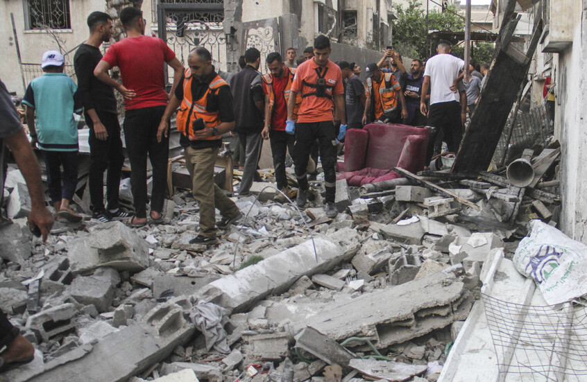 إعلام فلسطيني: 24 قتيلا على الأقل بقصف إسرائيلي استهدف مسجدا يؤوي نازحين في دير البلح