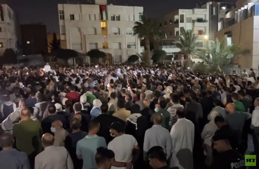 مظاهرات شعبية حاشدة بمحيط السفارة الإسرائيلية في العاصمة الأردنية (فيديو)