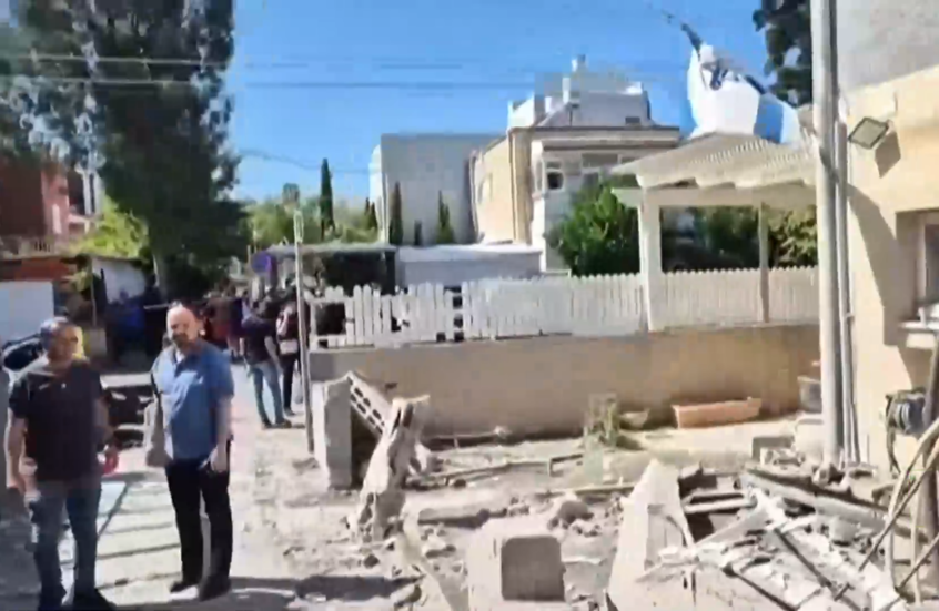 أضرار في تجمع "الكريوت" في خليج مدينة حيفا جراء سقوط شظايا صواريخ أطلقت من لبنان