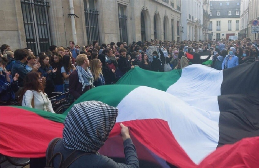 مظاهرات طلابية في معهد العلوم السياسية بباريس دعما لغزة ولبنان (فيديو)