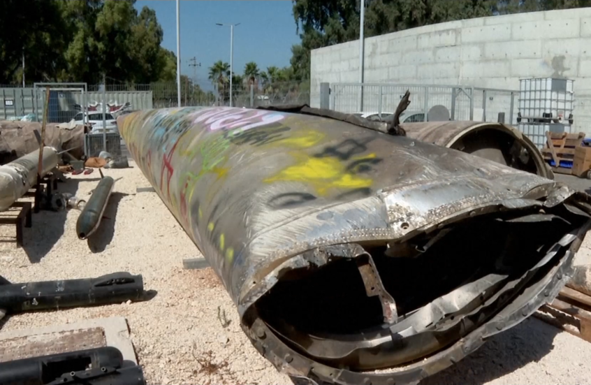 الجيش الإسرائيلي يعرض شظايا عملاقة لصاروخ إيراني تم اعتراضه فوق إسرائيل