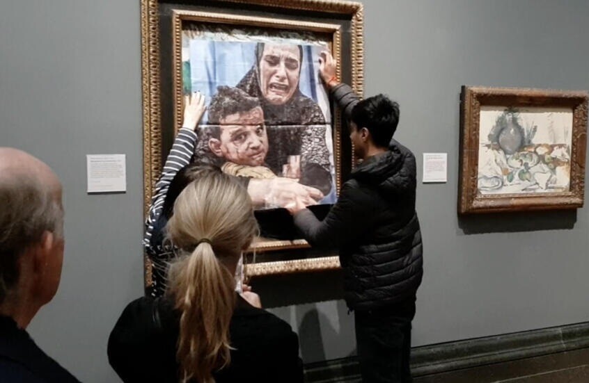 نشطاء في لندن يلصقون صورة لأم فلسطينية تحتضن ابنها على أعمال بيكاسو (فيديو)