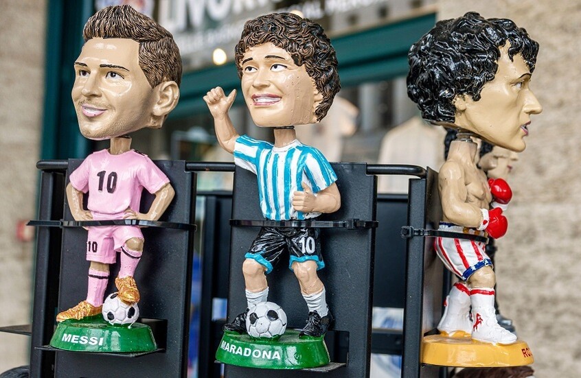 جماهير ليفربول تتغنى بأحد نجومها.. وتسخر من الأسطورتين مارادونا وميسي (فيديو)