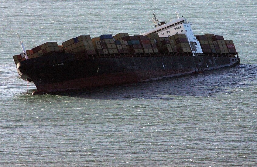 وزيرة دفاع نيوزيلندا: السفينة الجانحة لم تغرق لأن قبطانها امرأة