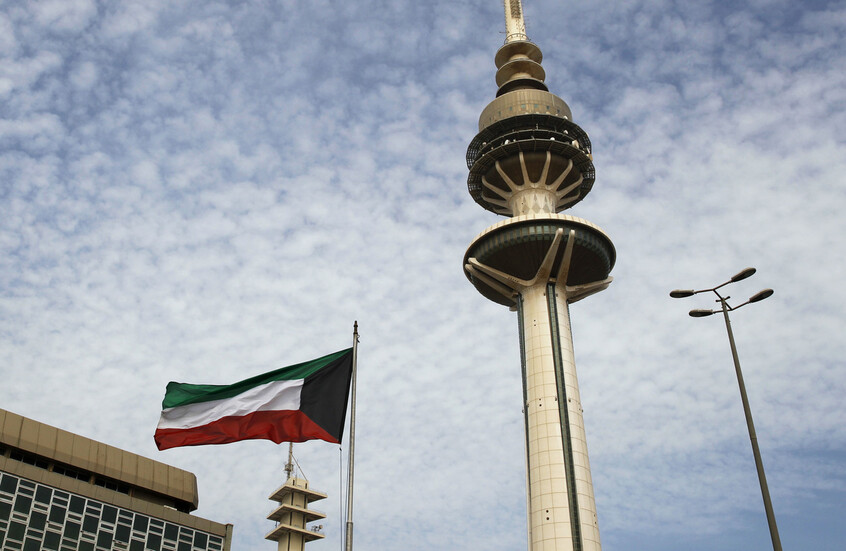 الكويت.. ضبط مواطنَين أحدهما ضابط و4 آسيويين متورطين بترويج كمية كبيرة من الخمور (فيديو)