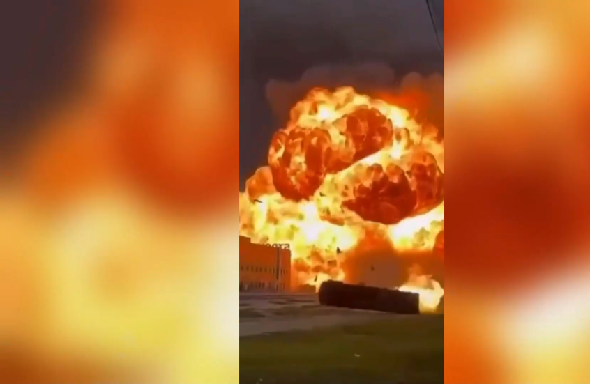 شاهد.. خزان غاز يندفع بسرعة هائلة ويقتل 4 أشخاص عقب انفجار في محطة ووقود في غروزني