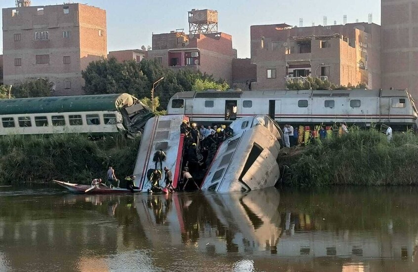 مصر.. انتشال أول قتيل في حادث اصطدام قطاري المنيا (صور)