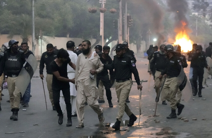 الشرطة الباكستانية تطلق الغاز المسيل للدموع لتفريق المتظاهرين في كراتشي (فيديو)