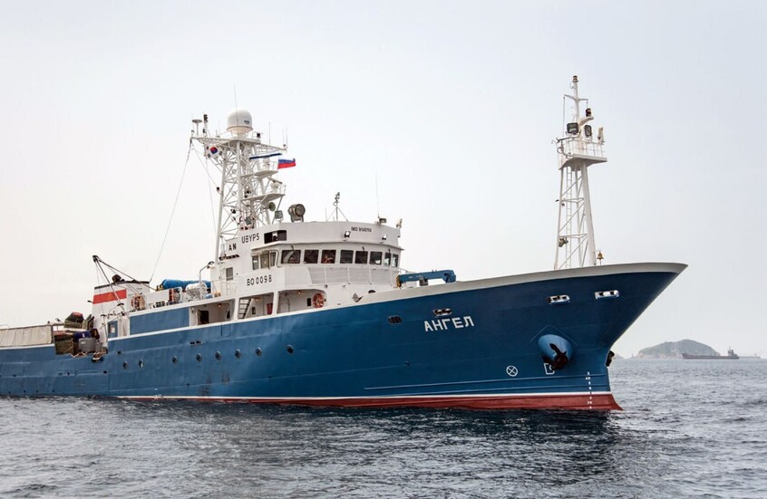 فقد 50 كغ من وزنه.. العثور على صياد تاه شهرين بزورقه في بحر أوخوتسك شرقي روسيا (فيديو)