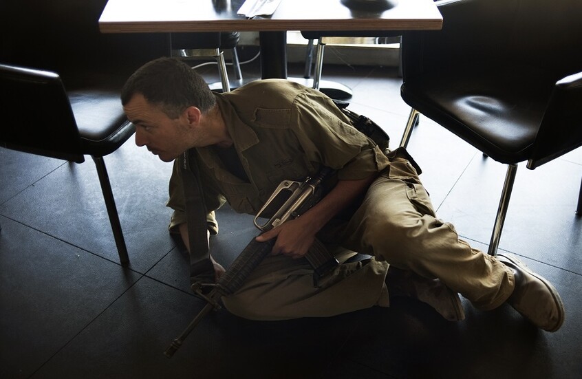 صورة لجنود إسرائيليين يحتمون في قناة للصرف الصحي تثير سخط الرأي العام (صورة)