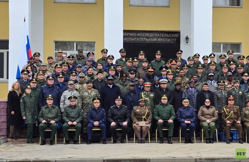 روسيا.. ملحقون عسكريون أجانب يزورون اكاديمية الهندسة العسكرية في موسكو