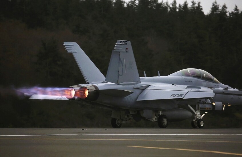 البحرية الأمريكية تبحث عن طاقم مقاتلة تحطمت في ولاية واشنطن