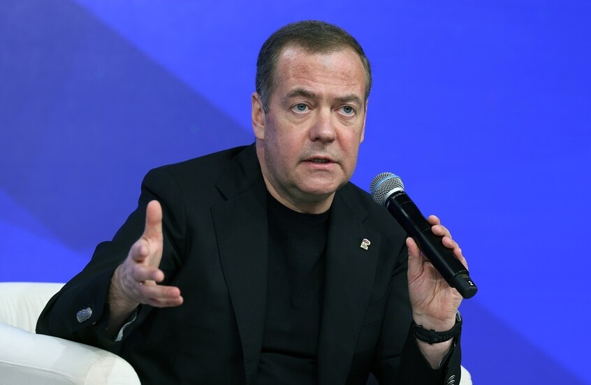 مدفيديف: نظام كييف يحاول صنع "قنبلة قذرة"