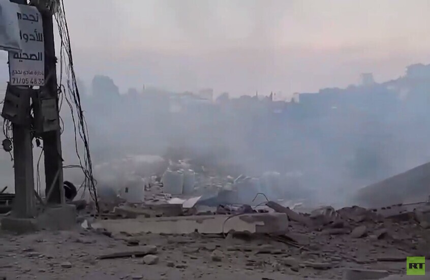 آثار الغارة الإسرائيلية التي استهدفت بلدة الدوير في جنوب لبنان