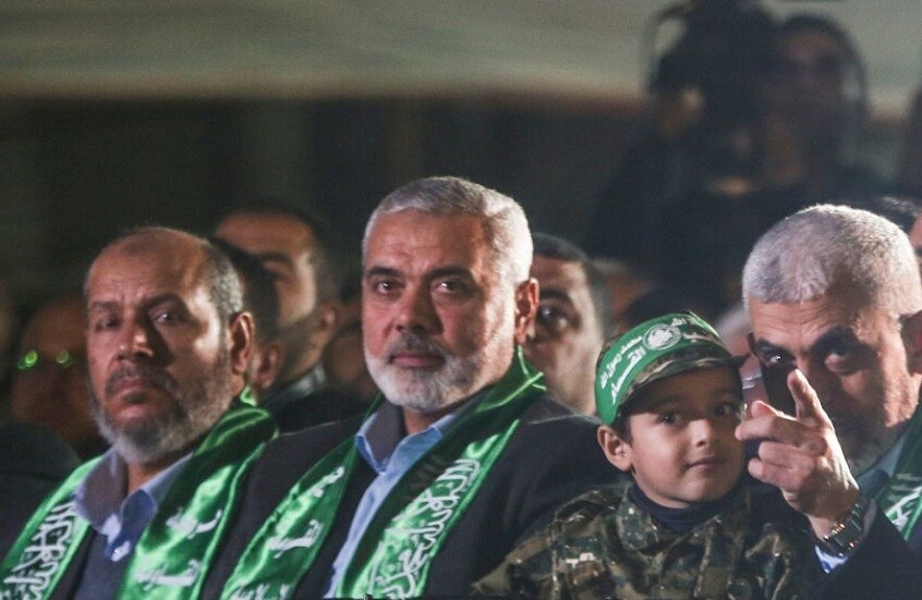 "فلسطين وكره إسرائيل ونهاية الحرب".. إعلام عبري يزعم العثور على رسائل تبادلها السنوار مع طفله الصغير