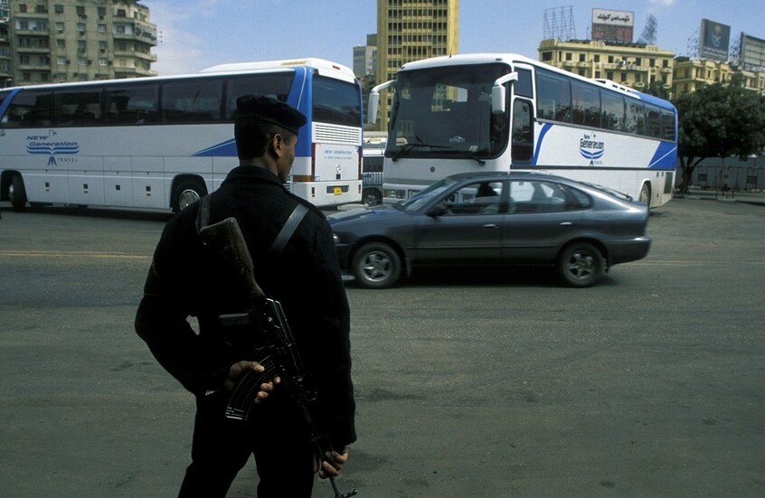 مصر.. ضبط 30 شخصا بحوزتهم نصف طن مخدرات و24 قطعة سلاح