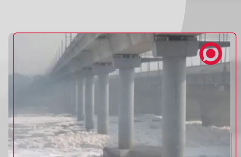 رغوة سامة تغمر نهر "يامونا" المقدس في الهند