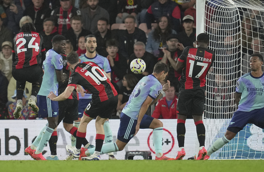 بورنموث يسقط أرسنال المنقوص عدديا