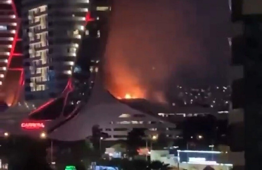 تركيا.. اندلاع حريق هائل في مبنى برج فولكارت التوأم بإزمير (فيديو)