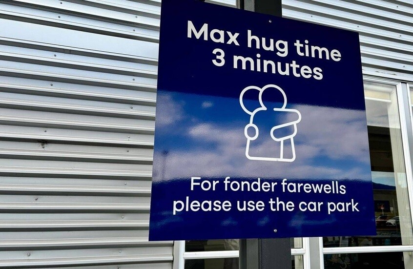 ضجة في نيوزيلندا بسبب حظر العناق لأكثر من 3 دقائق