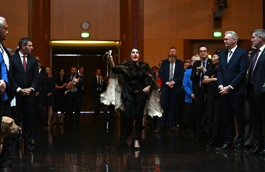 سيناتورة من السكان الأصليين في أستراليا للملك البريطاني: أعد لنا أرضنا! (فيديو)