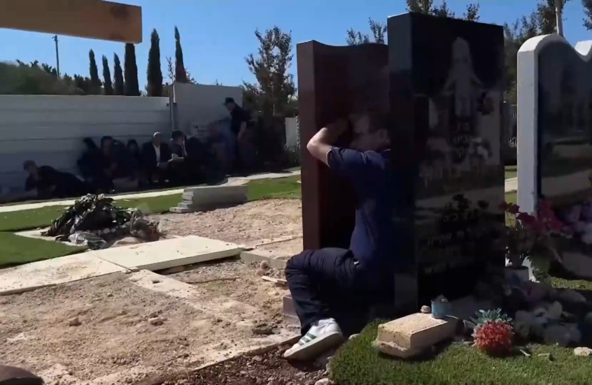 مشيعون يحتمون في مقبرة بشمال إسرائيل بعد إطلاق صواريخ من لبنان