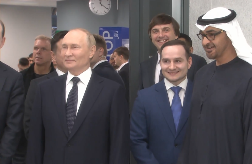 طفل روسي يلقي التحية ويتحدث باللغة العربية مع الشيخ بن زايد في موسكو