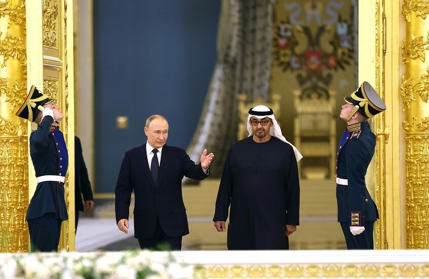 محمد بن زايد يدون باللغة الروسية: الإمارات مهتمة بتعزيز العلاقات مع روسيا