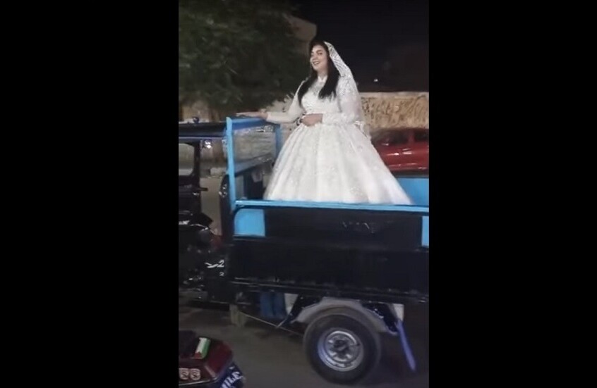 مصر.. عروس بلا عريس على "تريسكل" تثير الجدل في شوارع الغربية (فيديو)