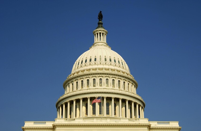 أعضاء الكونغرس يدعون بايدن لحماية الكابلات تحت الماء