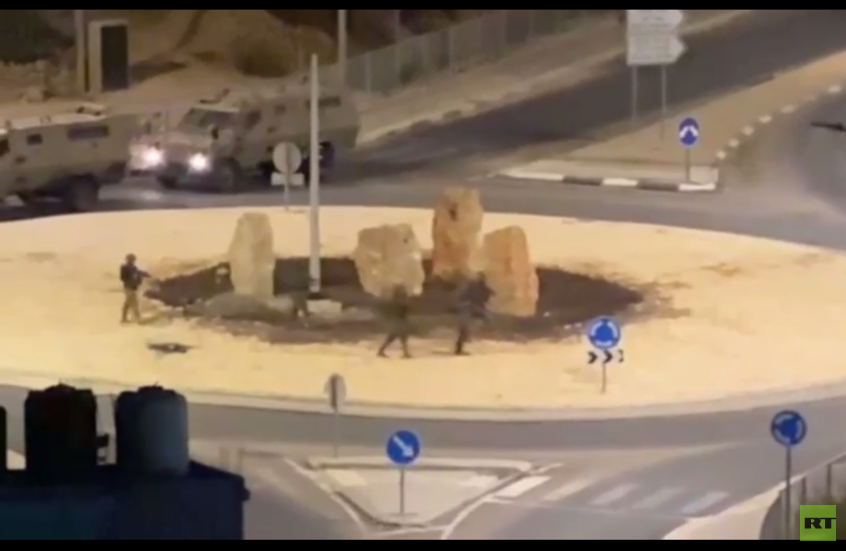 القوات الإسرائيلية تشن حملة اعتقالات خلال اقتحام مخيم العروب في الخليل