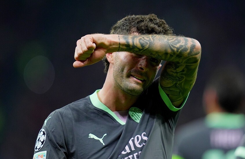 بطريقة نادرة.. لاعب ميلان يحرز أحد أروع أهداف دوري الأبطال (فيديو)