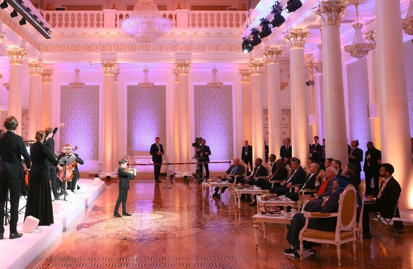 وزير الخارجية الإماراتي يتفاعل مع معزوفة "كالينكا" خلال حفل موسيقي على شرف قادة "بريكس" في قازان