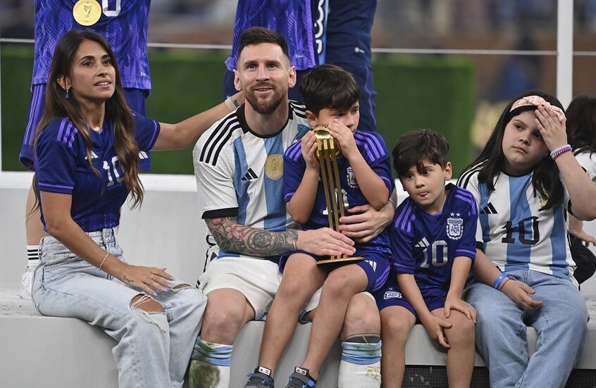 لقطة لميسي مع أولاده وزوجته تشعل منصات التواصل (فيديو)