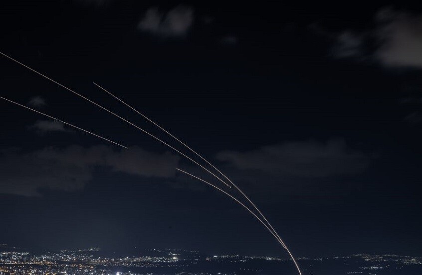 الفيديوهات الأولى للهجوم الصاروخي على تل أبيب وانطلاق الدفاعات الجوية الإسرائيلية