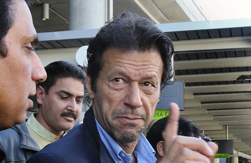 محكمة باكستانية تفرج بكفالة عن زوجة رئيس الوزراء السابق المسجون عمران خان