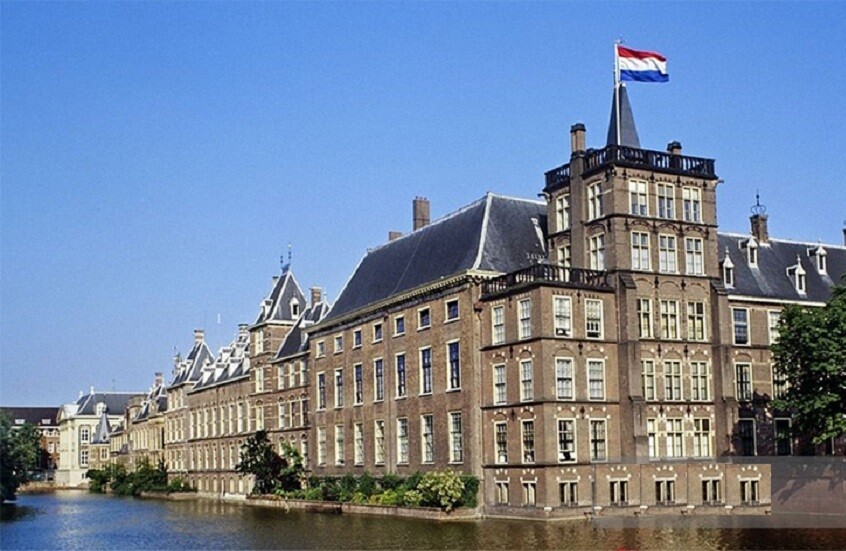 الائتلاف الحاكم في هولندا يوافق على حزمة أكثر صرامة بشأن اللجوء وضوابط الحدود