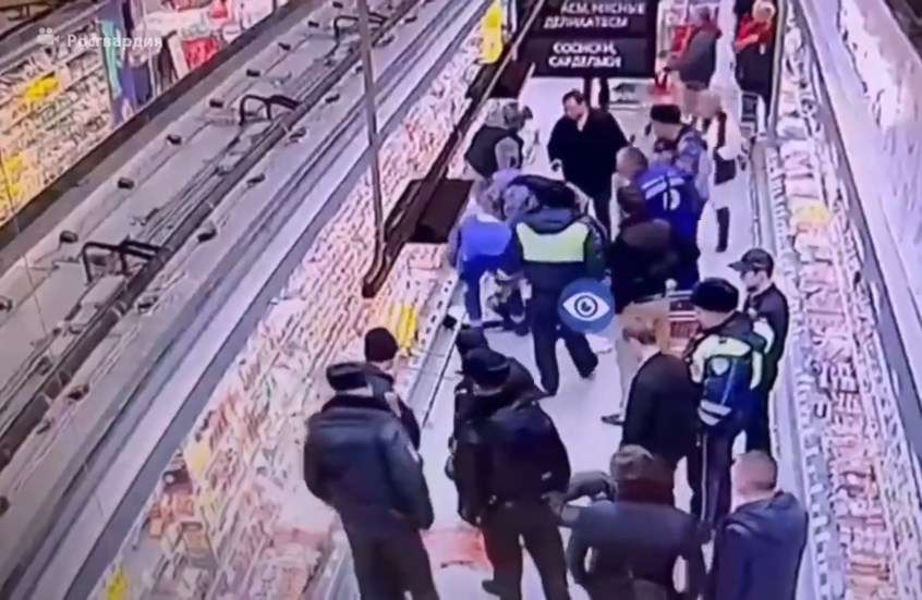 الشرطة تعتقل رجلا مسلحا بسكين بعد مهاجمته مواطنين في أحد متاجر بطرسبورغ