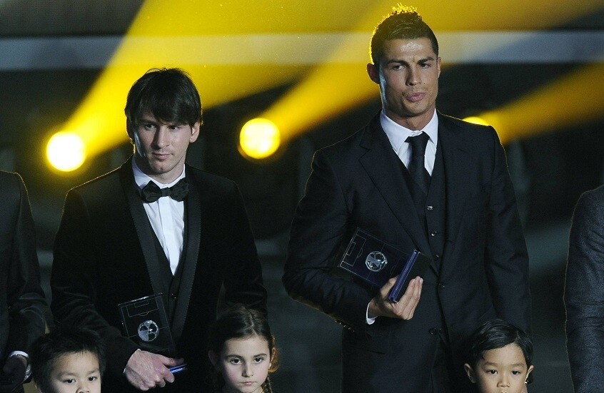 ميسي ورونالدو.. لاعب إفريقي يكشف كواليس "فضيحة" بشأن الكرة الذهبية