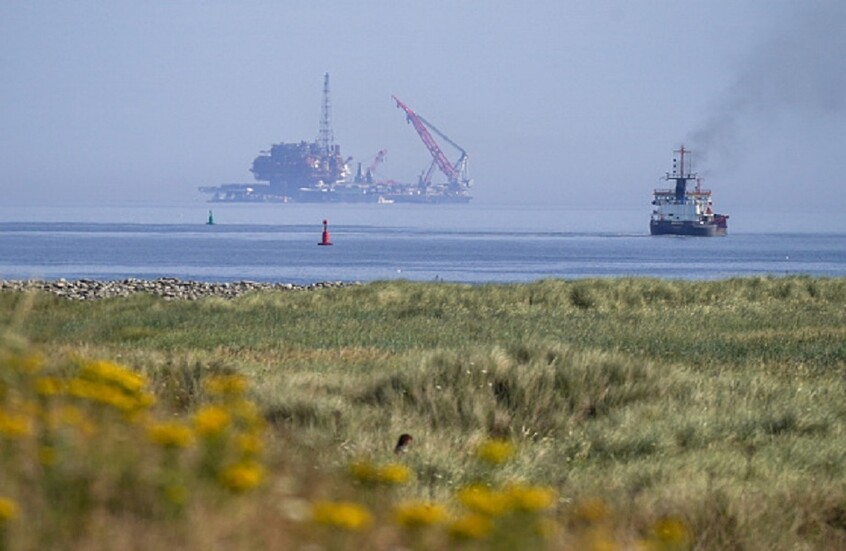 انخفاض أسعار النفط في العقود الآجلة 4.6%