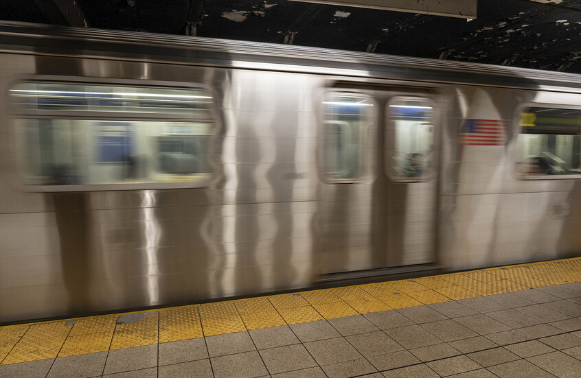 مشهد يحبس الأنفاس.. شخص يركض على سطح قطار في الولايات المتحدة (فيديو)