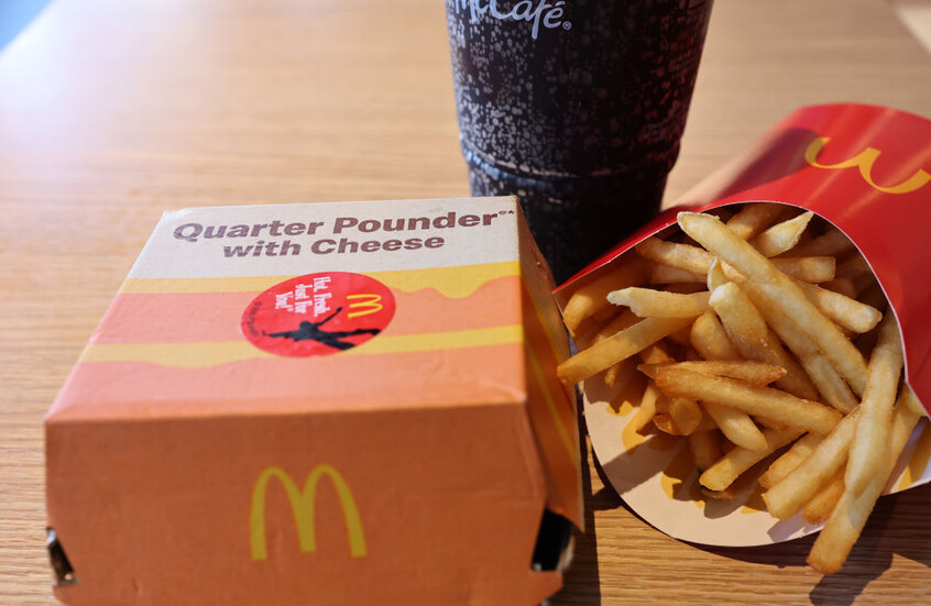 "ماكدونالدز" تواجه دعوى قضائية جماعية بعد تفشي بكتيريا قاتلة بإحدى وجباتها الشهيرة