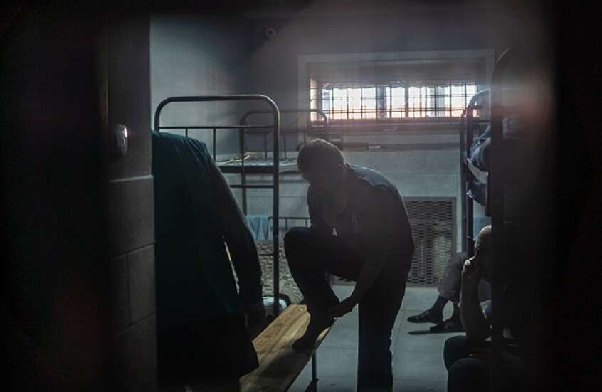 أسير روسي في قبضة القوات الأوكرانية.. ابتزاز فاضح وتهديد بإخضاعه لتجارب جسدية